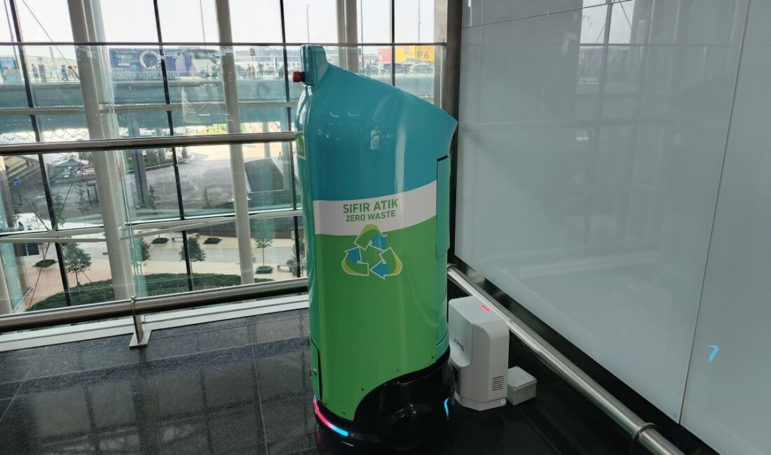 İstanbul Havalimanı’nda çöpçü robot iş başında İstanbul Havalimanı’nda çöpçü robot iş başınd. Yolcuların geri dönüşüm atıklarını