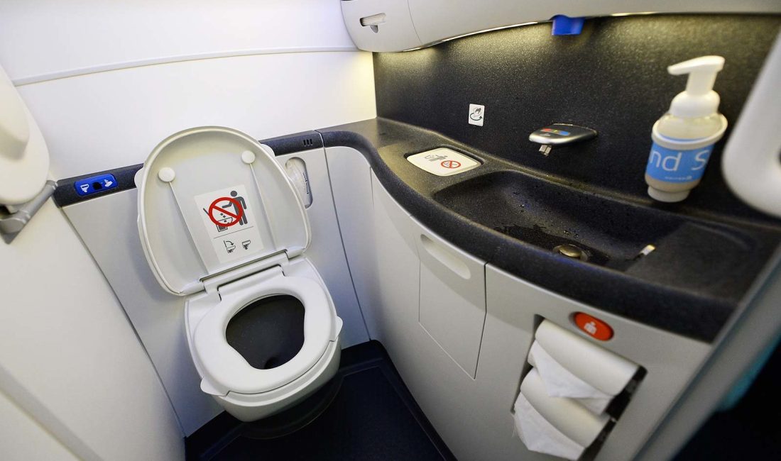 İshal olan yolcu 90 dakika uçağın tuvaletinde kaldı New Jersey’den Indianapolis’e giden bir United Airlines uçuşu, bir yolcunun