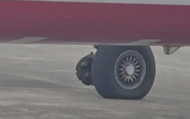 Kalkışta uçağın tekeri koptu Kalkışta uçağın tekeri koptu..
Mumbai-Kandla -uçuşunu yapan SpiceJet Q400 tipi uçağın