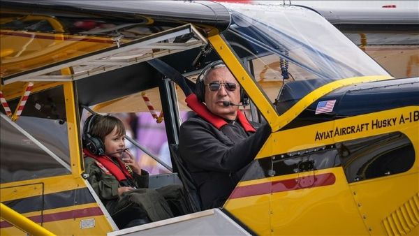 Profesyonel akrobasi pilotu Ali İsmet Öztürk, 5 yaşındaki torunu Pars