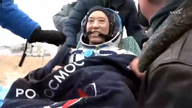 Uluslararası Uzay İstasyonu'nda 245 gün süren görevlerini tamamlayan astronot ve
