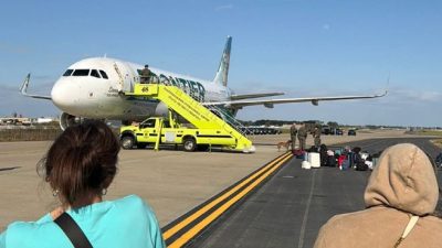 Atlanta Havalimanı’na inen Frontier Airlines uçağında bir yolcu, yanındaki diğer