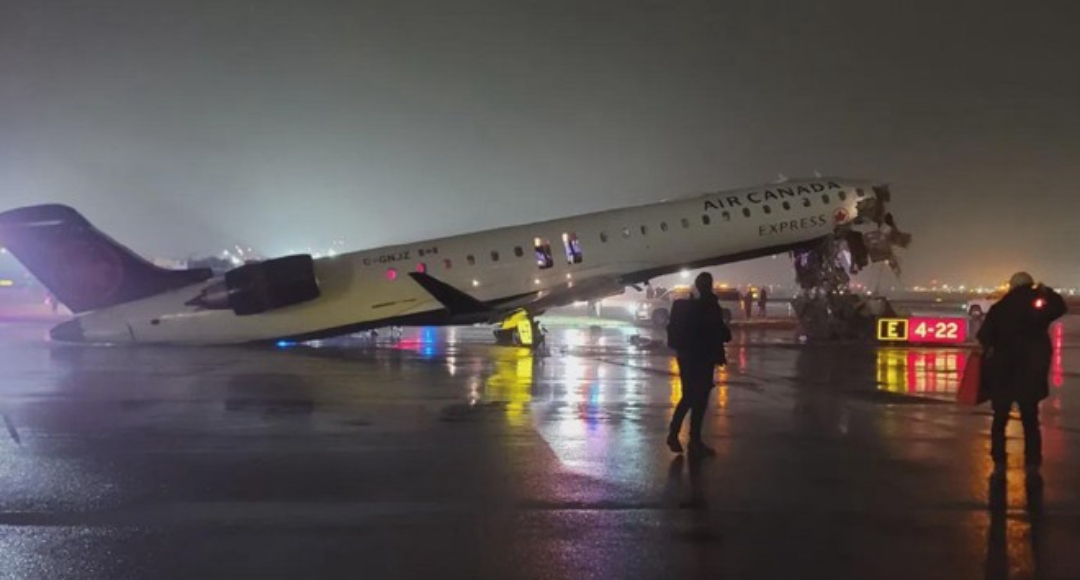 LaGuardia Havalimanı'na inen Air Canada'ya ait uçak, itfaiye aracıyla çarpıştı.