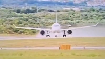Croatia Airlines'a ait Airbus A220-300 tipi uçak, Hırvatistan'ın Split Havalimanı'ndan