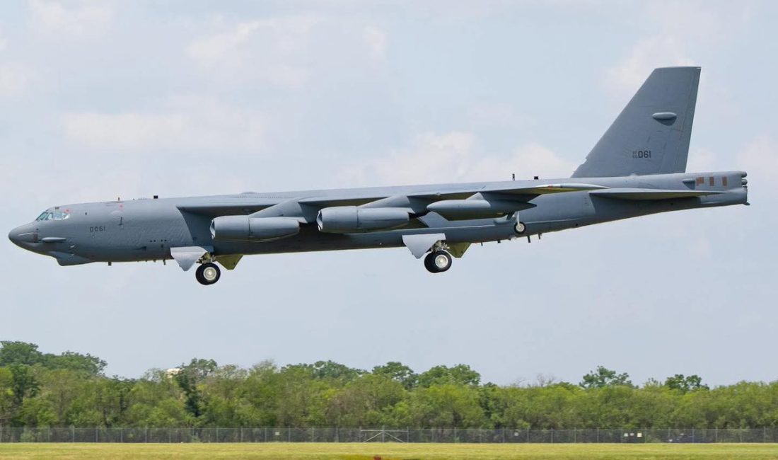 ABD Hava Kuvvetleri’ne ait B-52 Stratofortress b*mbardıman uçağı, Edwards Hava