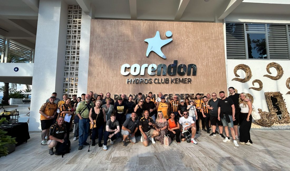Hull City taraftarları, kulübün Premier Lig’e yükselmesi dolayısıyla Acun Ilıcalı’nın