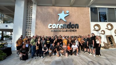 Hull City taraftarları, kulübün Premier Lig’e yükselmesi dolayısıyla Acun Ilıcalı’nın