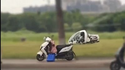 Çin’in Changzhou kentinde gerçekleştirilen alçak irtifa test uçuşu sırasında bir