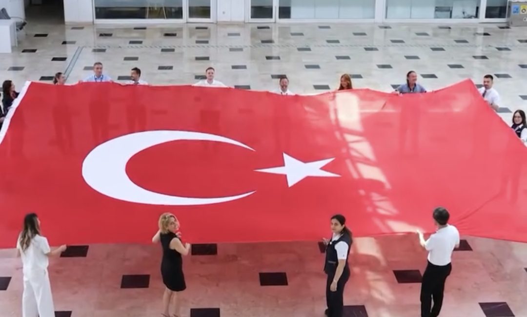 Antalya Havalimanı çalışanlarından A Millî Takım’a anlamlı destek! 2026 FIFA Dünya Kupası yolunda mücadele eden Türkiye A Millî