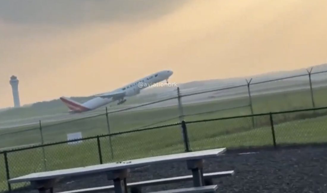 Kalitta Air'e ait Boeing 777  go-around sırasında kuyruk teması