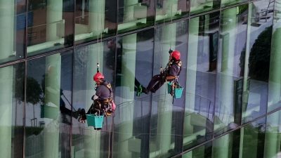 Nefes kesen görüntüler: İstanbul Havalimanı’nda camlar böyle temizleniyor