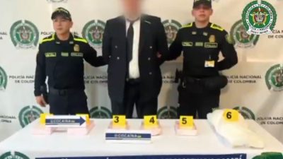 Tam Uçağa Binecekken Bol Gelen Sahte Pilot Üniforması Dikkat Çekti: