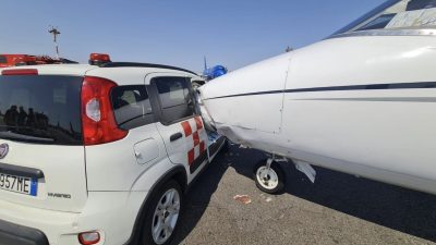 Milano Havalimanı’nda şok anlar: İş jetine araç çarptı