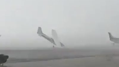 Şiddetli fırtına, İtalya'da havalimanını altüst etti!