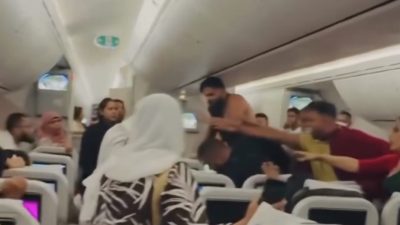 Biman Bangladesh Airlines’a ait bir yolcu uçağında iki erkek yolcunun