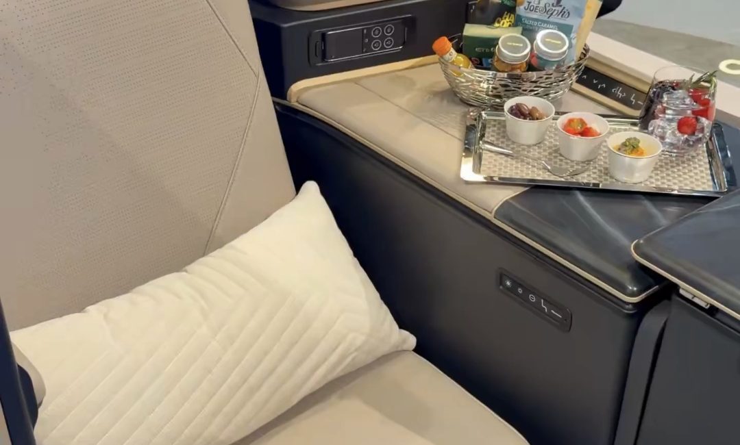 Etihad’ın Yeni First Class Koltukları tanıtıldı Etihad Airways, yeni Airbus A330-900 uçaklarında kullanılacak First Class koltuklarını