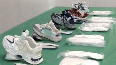 Japonya Tokyo’nun Haneda Havalimanı’nda Malezya vatandaşı beş kişi, ayakkabılarının iç