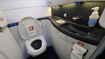 ABD’de United Airlines’ın Seattle-Newark seferini yapan Boeing 737 MAX 8